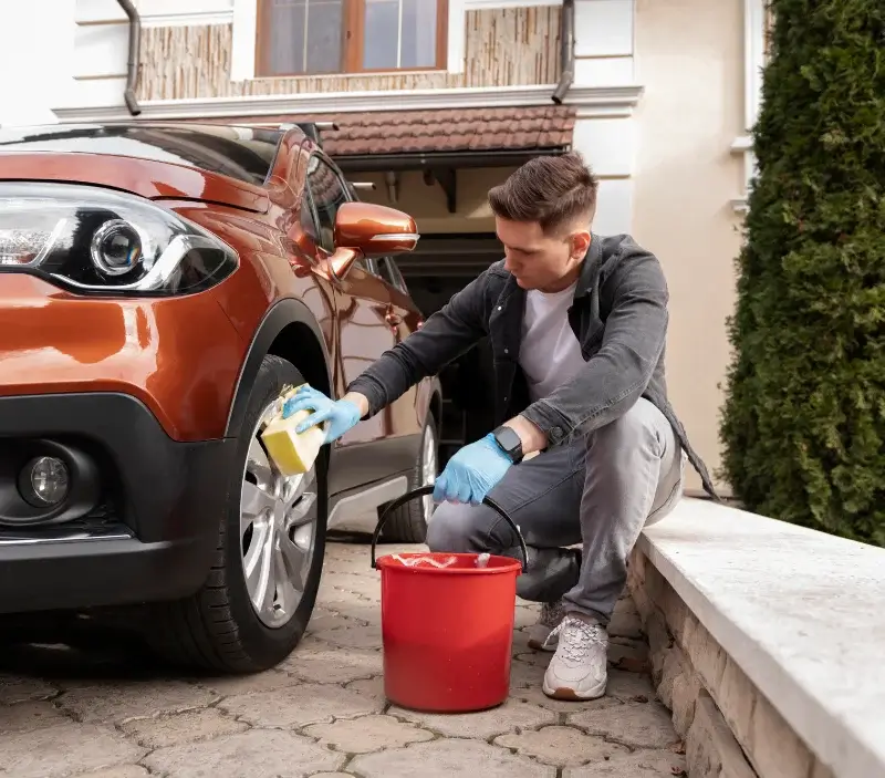 Lavage auto à domicile Fosse : professionnel intervenant sur un véhicule
